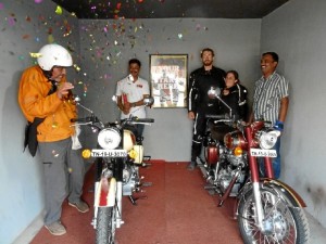 Momento en el que adquieron las motos en la India con las que emprendieron la aventura. 