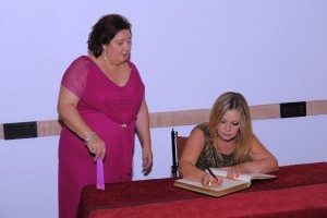 Momento de la firma de la alcadesa de San Juan en el Libro de Honor de Niebla.