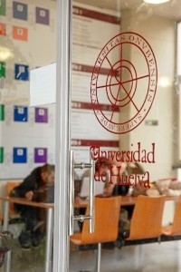 Dirigida tanto a estudiantes de nuevo ingreso en la Universidad de Huelva como a quienes ya cursen estudios de Grado o Máster.