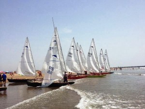 La Playa de El Mosquito en Punta Umbría ha a acogido una nueva edición de la ya tradicional regata de patines a vela.