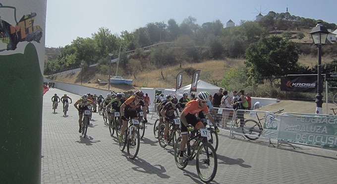 Un momento de la prueba ciclista que tuvo lugar en Sanlúcar de Guadiana.