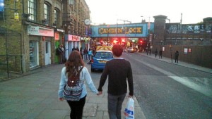 Paseando con su pareja Paloma en Candem Town, Londres.