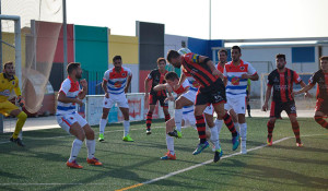 Imagen del partido del Cartaya en el campo del San Fermín en la primera jornada. / Foto: @tinogol.