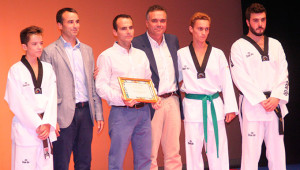 Representantes del Club Kuroi Taekwondo La Palma, con el galardón a la Labor Asociativa.