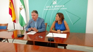 El delegado del Gobierno de la Junta en Huelva, Francisco José Romero, y la delegada territorial de Fomento y Vivienda, María José Bejarano, en rueda de prensa. 