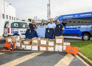 Un momento de la entrega de material para ayuda humanitaria.