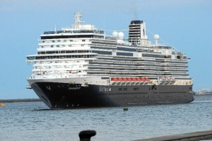 Buque de cruceros Koningsdam de la compañía Holland América.