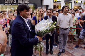 El alcalde también ofreció flores a la Patrona.