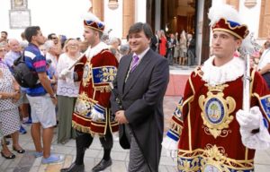 El primer edil de Huelva, Gabriel Cruz, al inicio de la procesión.