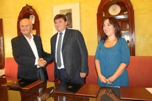 Momento de la firma del convenio de colaboración. 