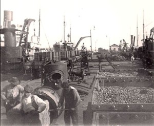 La actividad portuaria de Huelva, simultaneándose varias líneas regulares de navegación, era muy intensa.