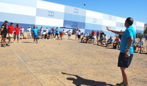 Un momento del torneo de petanca que ha tenido lugar en Isla Cristina.