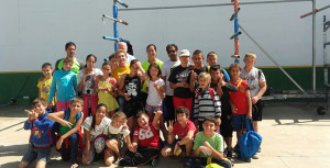 CD Tartessos Huelva y alumnos de la Ciudad de los Niños, en una Jornada de iniciación al piragüismo.