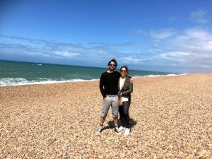 Antonio, junto a su  pareja Paloma en  la Playa de Portland.