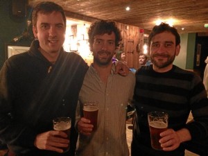 El onubense,  junto a unos amigos en un pub de Bristol.