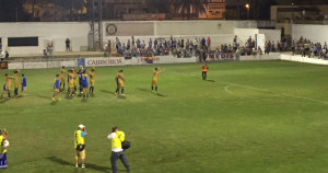 Los jugadores del Recre agradecen a los aficionados albiazules su apoyo en El Palmar. / Foto: P. G.