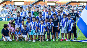 El equipo onubense antes de comenzar el partido que, a la postre, significó su primer triunfo. / Foto: Pablo Sayago.