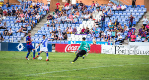 Fran Machado, uno de los destacados del Recre, en el momento de marcar el 1-0. / Foto: Pablo Sayago.