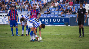 Jesús Vázquez coloca el balón en el punto de penalti antes del lanzamiento. / Foto: Pablo Sayago.