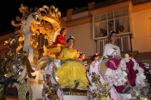 La reina y sus damas en el desfile de carrozas.