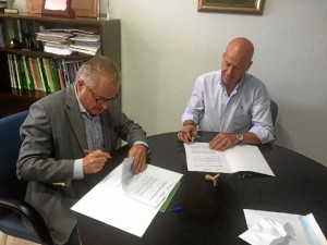 El delegado territorial de Igualdad, Salud y Políticas Sociales, Rafael López, y el alcalde de Calañas, Mario Peña, durante la firma del acuerdo de colaboración.