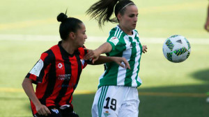 Juliette, autora del segundo gol onubense, junto a Kuky. / Foto: www.lfp.es.