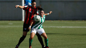 Sandra, en una acción con la jugadora del Betis, Paula. / Foto: www.lfp.es.