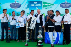 El Rey Juan Carlos I hace entrega del trofeo de vencedores de la Copa de España de la clase J80 a la tripulación del Bribón-Movistar.