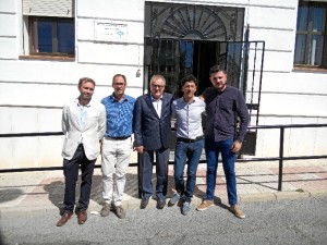 Un momento de la visita a la residencia de ancianos de Alosno.