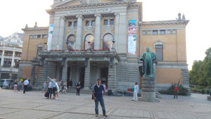 El joven, ante el Teatro Nacional de Oslo.