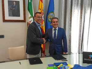 Un momento de la firma del convenio entre el presidente de Diputación, Ignacio Caraballo, y el director territorial de Caixabank en Andalucía Occidental, Rafael Herrador.