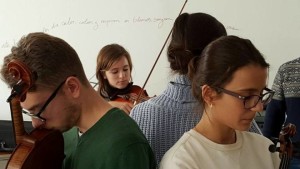 La agrupación musical está formada por un conjunto de jóvenes y brillantes intérpretes.