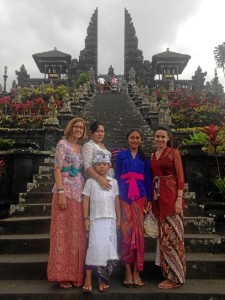 La joven está viviendo con diversas familias que la están acogiendo durante su estancia. En la imagen,  con una de estas familias, visitando el templo de Besakih, el más importante para el hinduismo balinés. 