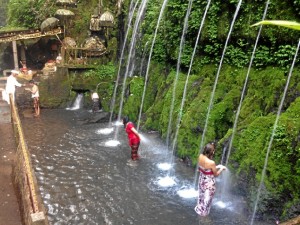 Participando en un ritual en el templo del agua de Sudamala, en Bangli. 