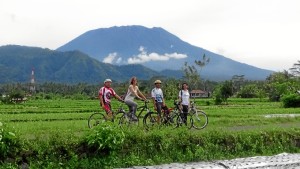 Ruta en bicicleta alrededor de Sibetan, con el Monte Agung - la montaña más alta de la isla- al fondo.  