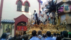 La Hermandad de la Borriquita, ante el Convento de las Hermanas de la Cruz.