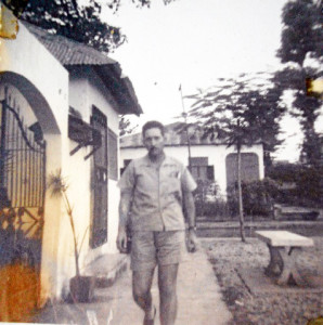 Una fotografía de Mauricio en el patio de su casa en Guinea.