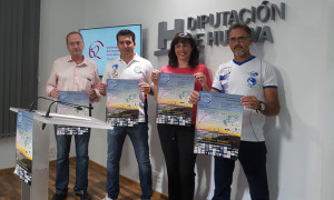 Un momento de la presentación del II Open Solidario de Pesca en Kayak Playa de Mazagón, a beneficio de la pequeña Sara.