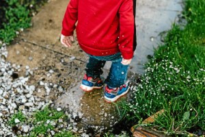 El niño no conseguirá ser más feliz porque tenga mejores notas ni mejor hechos los deberes.