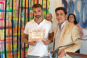 El vencedor del certamen, Jorge Hernández, con el primer edil de Ayamonte, Alberto Fernández.