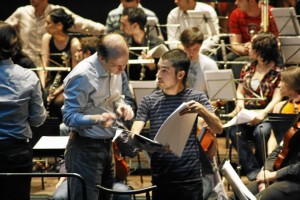 Gonzalo Navarro, junto a Víctor García Priego, director de la orquesta del Conservatorio Superior de Música de Badajoz 'Bonifacio Gil', momentos previos al estreno de la obra 'Azul'.