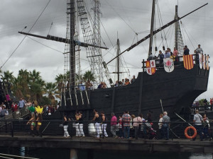 Numerosas personas han acudido al Muelle de las Carabelas.