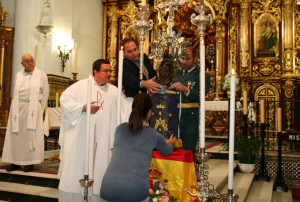 Colocaron un manto a los pies de la Virgen del Pilar.