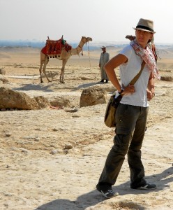 La onubense, durante una visita a las pirámides de Guiza, en El Cairo, donde es usual encontrar  egipcios con camellos como reclamo turístico. 