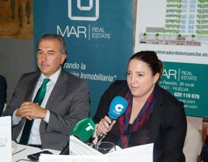 Instante de la intervención de Marta Trujillo, en la imagen junto a Antonio Olaya.