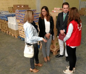 El subdelegado del Gobierno en funciones, Manuel Iglesias, ha supervisado los trabajos que desarrolla Cruz Roja en Huelva, junto al Banco de Alimentos, para el almacenaje y distribución de comida entre personas necesitadas de la provincia.