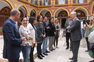 El presidente del Parlamento ha visitado el Ayuntamiento de Huelva.