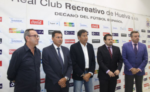 Manolo Zambrano, junto a algunos de los nuevos consejeros del club.