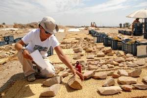 Un momento del trabajo de documentación en el templo de Tutmosis III. 