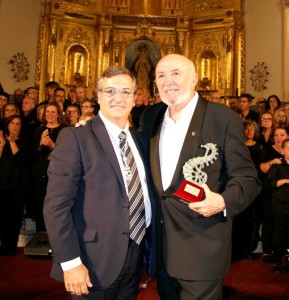 El delegado municipal de Cultura, Francisco González, hizo entrega del emblema a la Coral de Tomares.